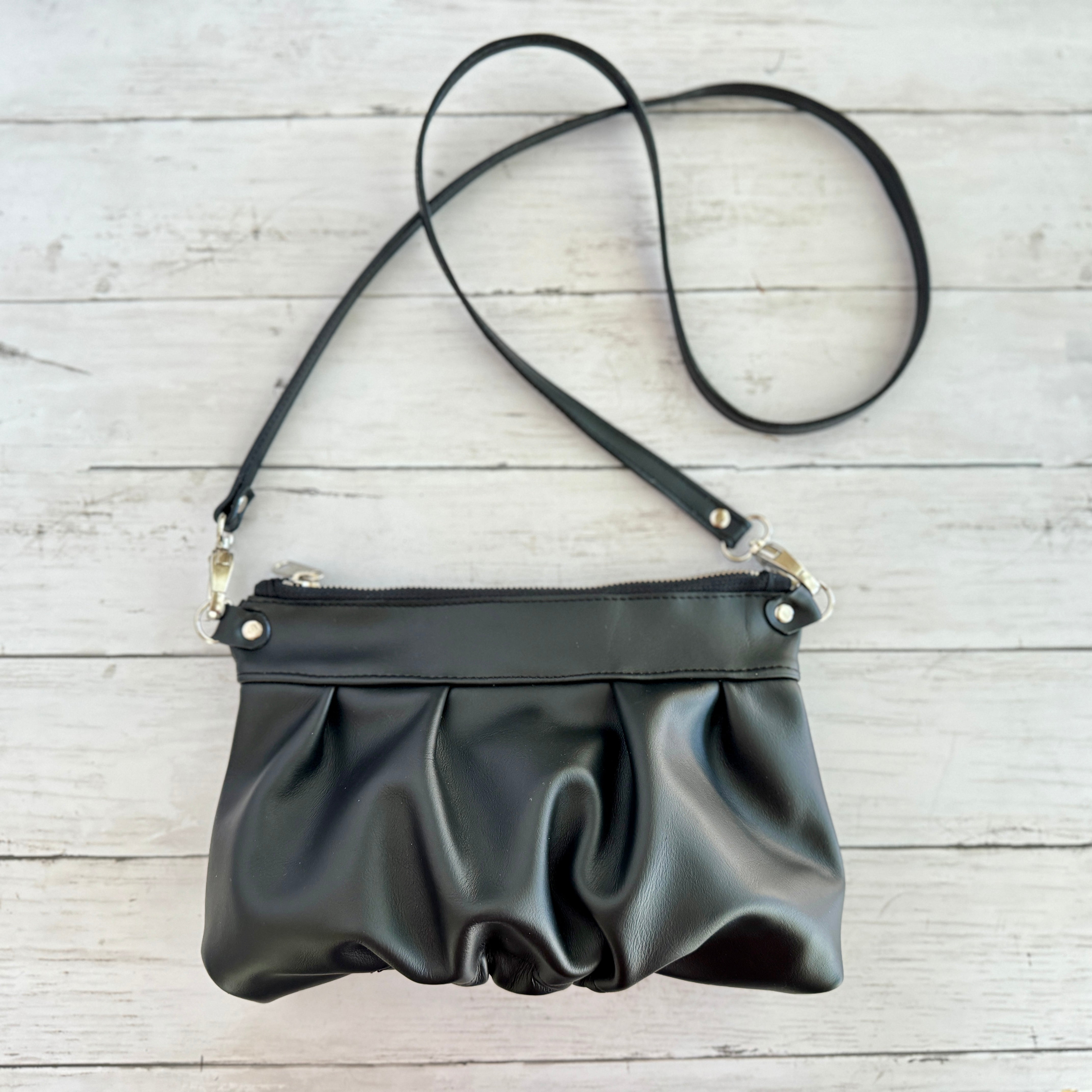 Ruche Clutch in Black Smooth