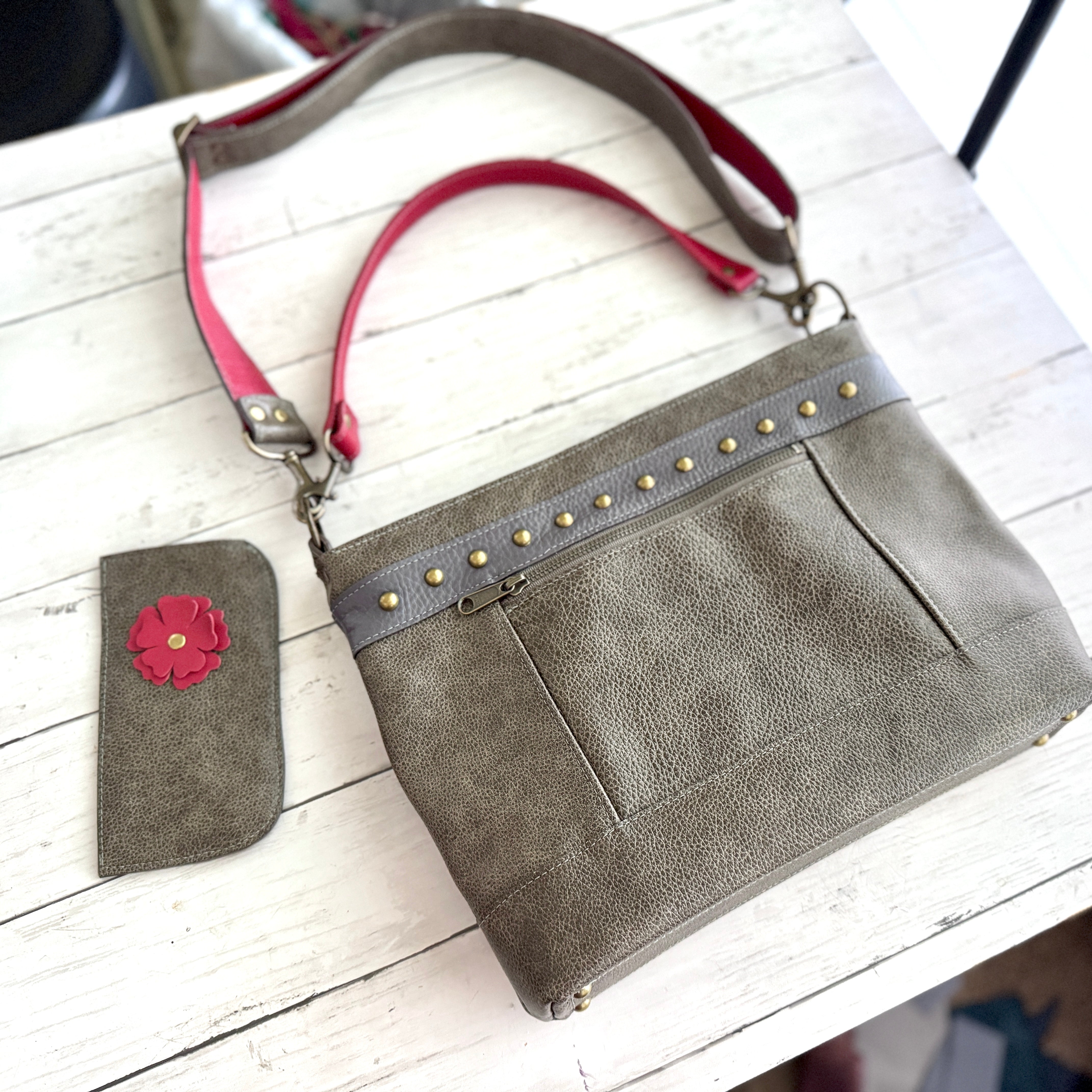 Packet Plus (Mod) in Smoke, Chili Pepper, Shadow, Studs